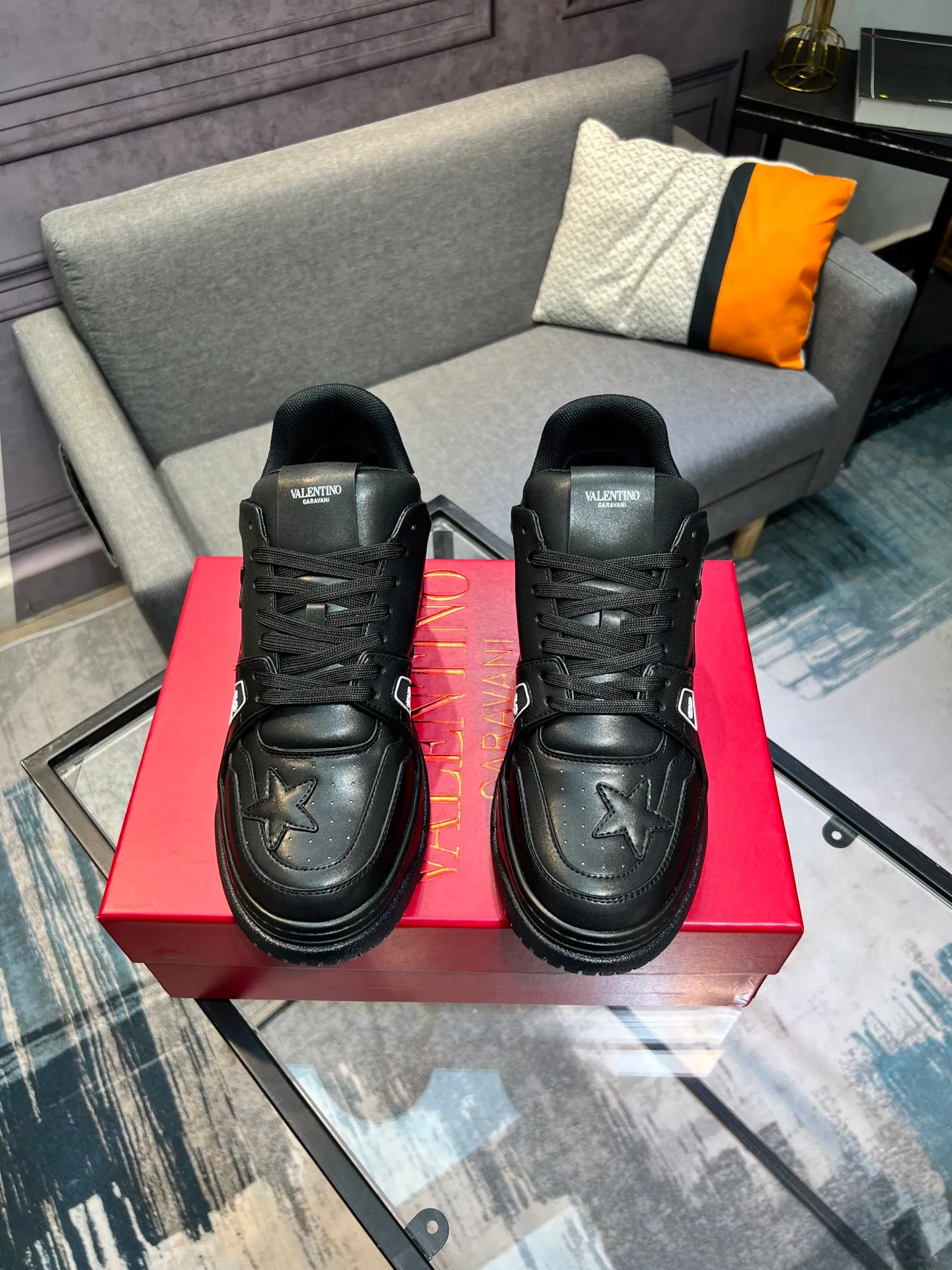 Men's Men's Shoes 💰660 Valentino 2023 early autumn new star shoes are now online! Wang Hedi and Ren Jialun have been worn by many celebrities. Who can refuse the same couple shoes as Wang Hedi! The design of Stars Stab My Heart is cool and spicy. The material of the shoes is cowhide, and every color is beautiful! Size 35-40, men’s size 39-44 (women’s 41, men’s 38, 45🉑️customized)